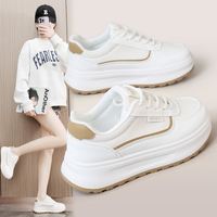 Baskets compensées imperméables en cuir blanc pour femme avec détails de surpiqûres rouges, semelle épaisse absorbant les chocs, chaussures décontractées d'extérieur