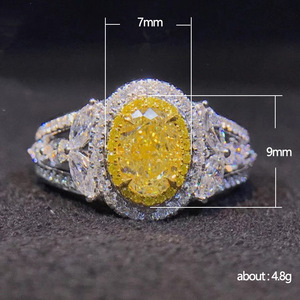 Anello Traforato con Cristalli Gialli per Donne, Elegante Accessorio per Abiti da Festa - Product Image 5
