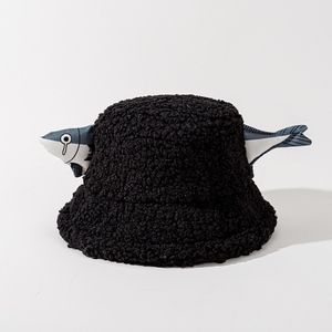 Vente en gros de casquettes de pêcheur d'hiver en laine d'agneau et de poisson salé de dessin animé pour hommes et femmes, chapeau de seau mignon et drôle - Product Image 3