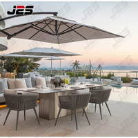 Ensemble de mobilier de restaurant extérieur commercial au design moderne : banquettes personnalisées, table en bois et chaises en métal pour projets