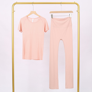 Ensemble T-shirt Manches Courtes Ultra Doux Qualité Premium 1:1 et Pantalon Évasé, Logo Personnalisé, Stock Vierge, MOQ 2 Pièces, Tenue de Sport et Yoga 2 Pièces - Product Image 4