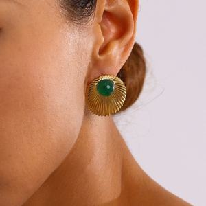 Boucles d'oreilles en acier inoxydable de style rétro européen américain, motif géométrique doré, agate verte, clous en fil, bijoux en perles - Product Image 1
