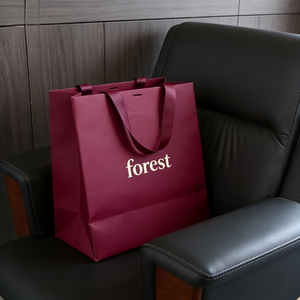 Sacs cadeaux en papier noir de luxe personnalisés avec logo imprimé et poignées en tissu pour les petites entreprises, les boutiques de vêtements et l'emballage de détail - Product Image 2