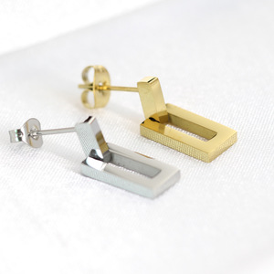 Pendientes de acero inoxidable con forma rectangular hueca, diseño geométrico en color dorado para mujer - Product Image 3