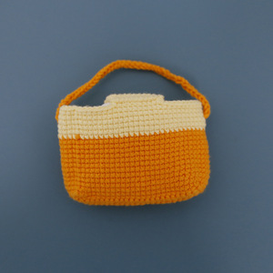 Borsa porta carte d'identità arancione tessuta a mano, custodia per auricolari con motivo a frutta, e graziosa tasca Minnie lavorata all'uncinetto con lana. - Product Image 3