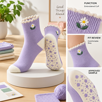 Chaussettes fantaisie avec motifs artistiques, tricotées, cadeau, bordure brodée, logo, taille, gradation, emballage, spécifications, bord festonné