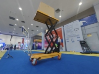 Plateforme à ciseaux manuelle avec capacité de charge de 1000 kg, commande par pompe à pied, construction en acier antirouille, 4 roues en PU, étanche aux fuites