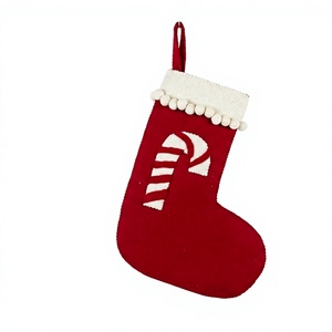 Chaussettes de Noël artisanales en feutre de laine rouge écologiques avec imprimé canne à sucre et bordure pompon, décoration murale - Product Image 2