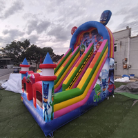 Château gonflable Yuedong avec toboggan, aire de jeux, parc de dessins animés, double piste d'escalade et toboggan sec
