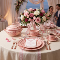 Assiettes en céramique imprimées de roses roses modernes, service de vaisselle en porcelaine de luxe à bord festonné, assiettes de dîner pour traiteur, mariage, hôtel