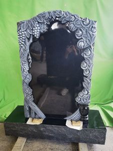 Escultura de granito antiguo para tumbas y monumentos con diseño de kit de batería, motivos de pomelo y rosa, y forma de lápida. - Product Image 6