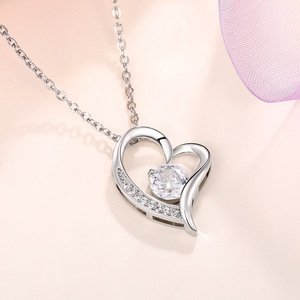 Collana con ciondolo a forma di cuore per donna, design semplice, gioielli alla moda, regalo di San Valentino - Product Image 1