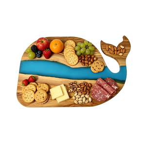 Planche à découper en bois d'olivier en forme de baleine et résine époxy bleue, pour la cuisine et les restaurants - Product Image 5