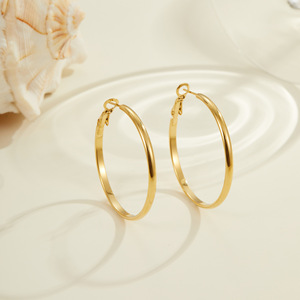 Boucles d'oreilles tendance de style européen, grandes boucles d'oreilles en forme de C, en acier inoxydable, inaltérables, style haut de gamme et exagéré - Product Image 4