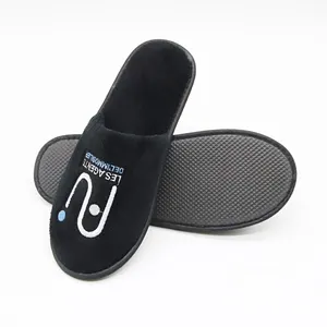 Zapatillas desechables antideslizantes gruesas de terciopelo Coral negro personalizadas de S & J, zapatillas desechables bordadas para Hotel Airline Spa