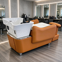 Ensemble de fauteuil de coiffure et de lavage en cuir PU blanc et orange avec base dorée, station de lavage de cheveux pour salon de beauté et barbier