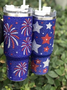 Vasos Térmicos de Doble Pared con Aislamiento al Vacío, con Diseño de Bandera Patriótica con Pedrería, de Acero Inoxidable de 40oz, para el Día de la Independencia - Product Image 1