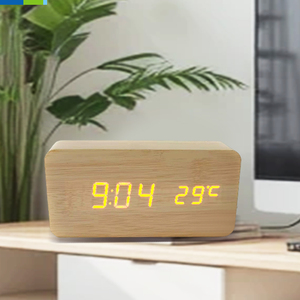 ساعة منبه خشبية ذكية بشاشة LED رقمية، عرض درجة الحرارة بألوان LED متعددة، تعمل بالطاقة عبر USB مع شحن لاسلكي، هدية قابلة للتخصيص - Product Image 3