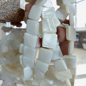 Cuentas Cuadradas de Concha Blanca Natural y Coral de 10 mm, Hilo de 38 cm, 38 Piezas de Cuentas Sueltas para Hacer Joyas - Product Image 1