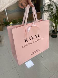 Sacs cadeaux en papier rose personnalisés avec estampage à chaud doré et poignées en ruban - Sacs de shopping de luxe pour boutiques - Product Image 2
