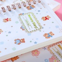 DEPAI 64K Carnet à spirale mignon motif ours de dessin animé et fleurs, dorure à chaud, 80 feuilles, papier ligné 80 g/m², mini journal de poche pour enfants