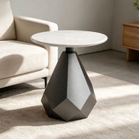 Table d'appoint en marbre naturel irrégulier et créatif, table basse d'angle italienne minimaliste avec structure en acier inoxydable pour l'espace de vie à domicile