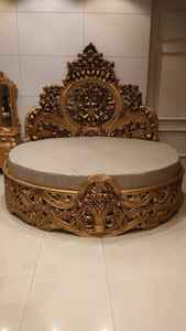 Round <b>Antique</b> Style Button Tufted <b>Bed</b> with Classical Engraved Wooden <b>Frame</b> Elegant Bedroom Furniture - Product Image 3
