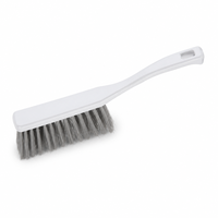 Brosse de nettoyage ergonomique et élégante avec poignée incurvée, poils rigides et denses, et trou de suspension pour un nettoyage puissant multi-surfaces