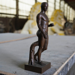 Statuetta Artigianale in Bronzo di Piccolo Atleta Greco Doryphoros per Decorazione Casa e Ufficio - Product Image 6