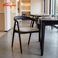 Chaises de salle à manger de luxe européennes en bois massif avec accoudoirs, idéales pour hôtels, cafés et restaurants – Nouveauté très prisée