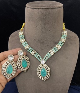 Elegante conjunto de collar Kundan hecho a mano con piedras en forma de lágrima y pendientes a juego, joyería étnica india tradicional. - Product Image 2