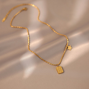 Collier à motif échiquier, luxe léger, pour femme au tempérament affirmé, tendance internet, chaîne de clavicule, bijoux de design haut de gamme - Product Image 2