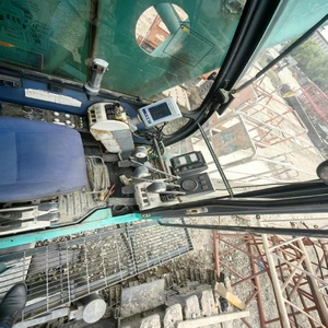 Grúa sobre orugas usada de 200T en buen estado de funcionamiento, con motor, componentes de engranajes y rodamientos incluidos. - Product Image 4