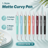 Pulpen Plastik Promosi LY7165 Model Curvy dengan Aksesoris Perak Satin dan Ujung Halus 1.0mm untuk Souvenir Pameran Dagang