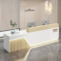 Bureau d'accueil incurvé bleu moderne personnalisé avec éclairage et finition dorée, design écologique pour bureau, hôpital, supermarché, salon
