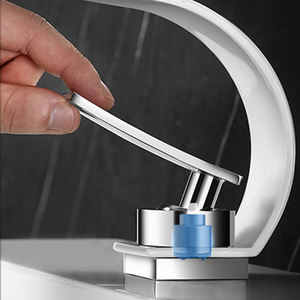 Grifo de lavabo montado en cubierta de cascada de latón de un solo orificio, núcleo de válvula de cerámica, estilo Art <span class=keywords><strong>Deco</strong></span> elegante para grifo de lavabo de baño - Product Image 3