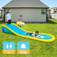 Toboggan aquatique gonflable avec arroseur pour enfants, toboggan aquatique de 18 pieds avec 2 planches de surf gonflables et arroseur intégré pour les enfants de 6 ans et plus