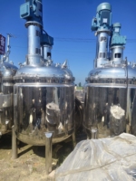 Cuve de mélange à déflecteurs multicouches pour un mélange homogène des liquides