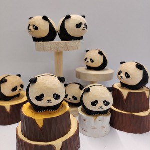 Ornement de bureau rustique rond en bois sculpté à la main en forme de panda, lot de plusieurs pièces, en bois de tilleul, décoration de salon - Product Image 1