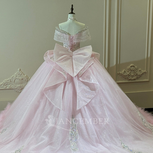 Robe de bal de Quinceañera de luxe XS295 rose avec broderie sur les épaules, imprimé, nœud et traîne chapelle, 100 % polyester - Product Image 6