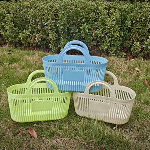 Cesta de almacenamiento de plástico rectangular con asa para artículos de baño y uso en dormitorios - Product Image 1