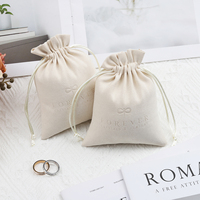 Pochette d'emballage de bijoux en anneau de velours de daim de couleur personnalisée Sac cadeau cosmétique rouge à lèvres en daim beige avec cordon de serrage