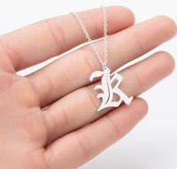 Colliers pendentifs initiaux personnalisés en acier inoxydable avec lettres gothiques anciennes anglaises, style punk hip-hop délicat, chaîne tendance, cadeau