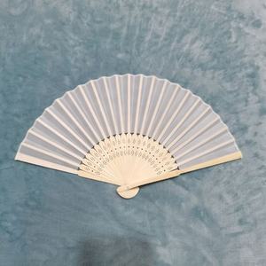 Vente en gros pas cher Sculpté Love Design 21cm Ventilateur à main pliant en bambou pour cadeau promotionnel de mariage - Product Image 2