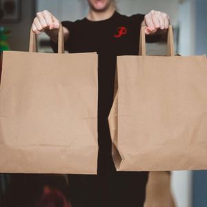Sac de courses en papier kraft de haute qualité avec poignée torsadée et logo personnalisé pour les promotions en supermarché, avec laminage inclus - Product Image 2