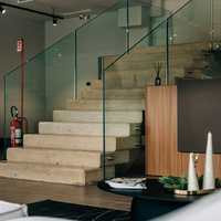 Escalier flottant intérieur sur mesure, marches en bois, poutre en acier, garde-corps en verre trempé, design moderne
