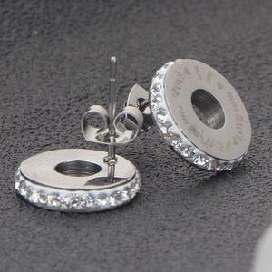 Pendientes de tuerca de acero inoxidable de 14 mm con diamante de amor y engaste redondo para uso diario - Product Image 4