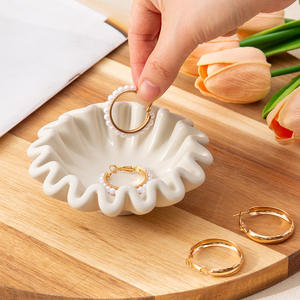 Plateau à bijoux en céramique blanche, style nordique, en porcelaine, pour ranger et présenter boucles d'oreilles et colliers, idéal pour emballage cadeau - Product Image 1