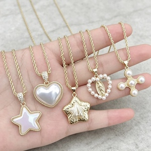 Collares al por mayor chapados en oro de 18 quilates con cadena de cuerda, colgantes de perlas de concha, corazón, estrella, Virgen María y cruz. - Product Image 1