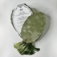 Cartes de menu de mariage personnalisées romantiques, vert sauge et rose, ruban, pompon, papier artistique, fait main